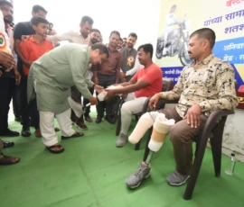 Shri Nitinji Gadkari checking artificial limb